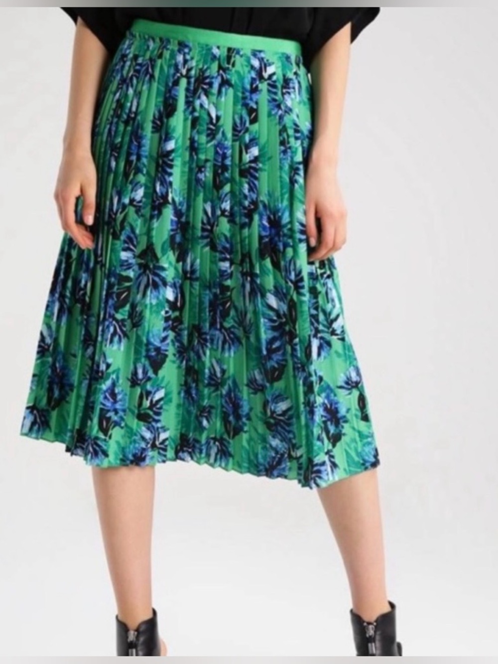 Banana Republic Floral Pleated midi skirt. Lined size 4 side zipper A-line Style